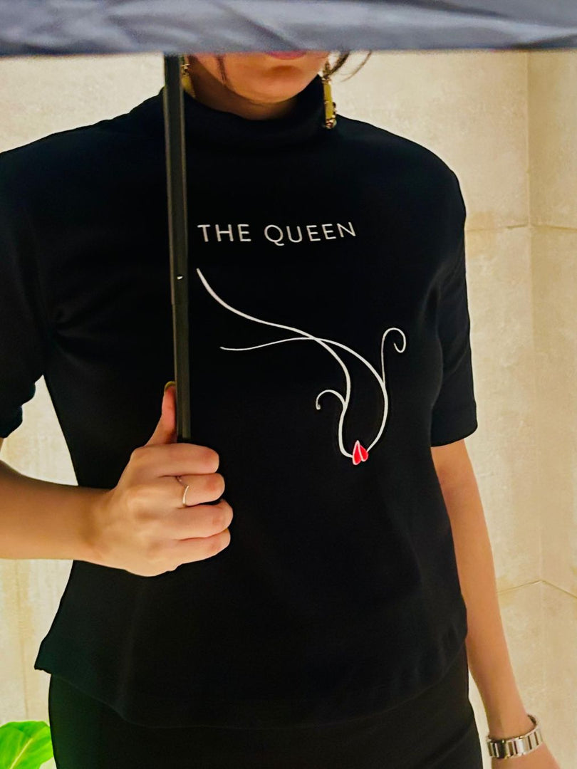 Turtle Neck - The Queen - Women T-shirt - Black