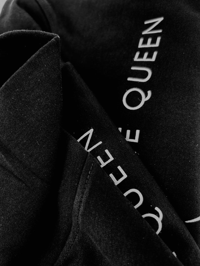 Turtle Neck - The Queen - Women T-shirt - Black